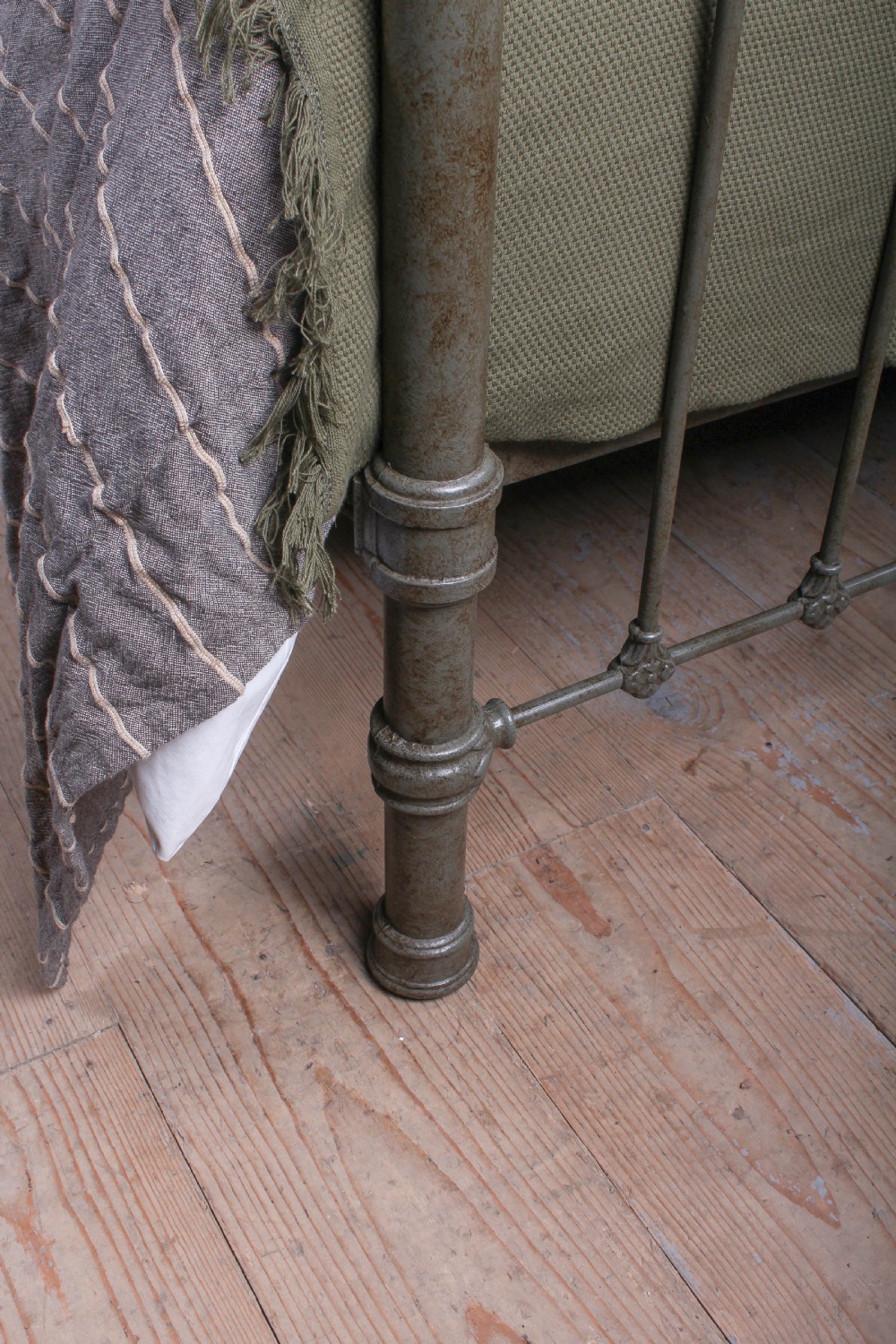 Super handsome classic Victorian king size bed View V