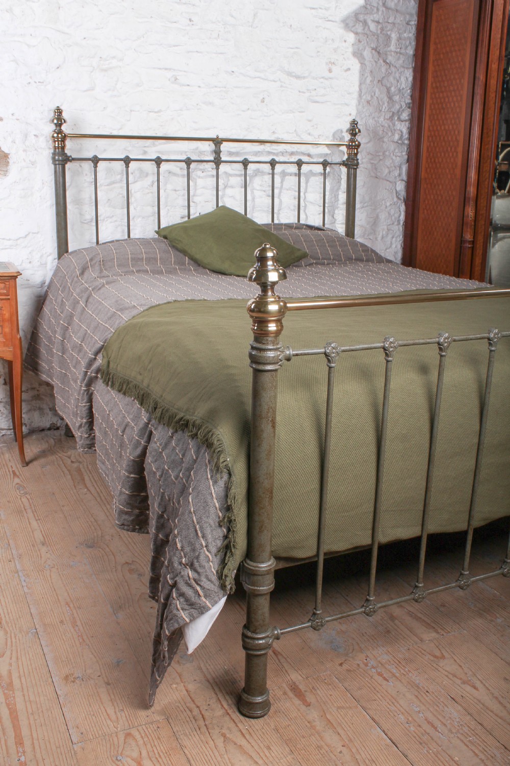 Super handsome classic Victorian king size bed View VI