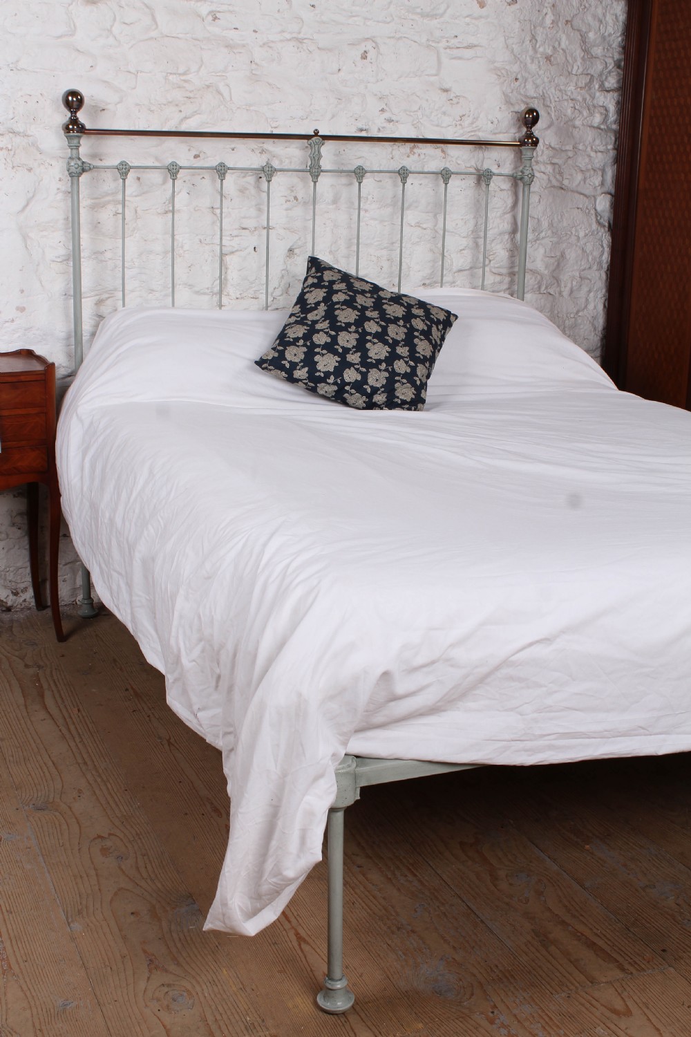 Light and Airy Feeling Double No End Bed
 View V