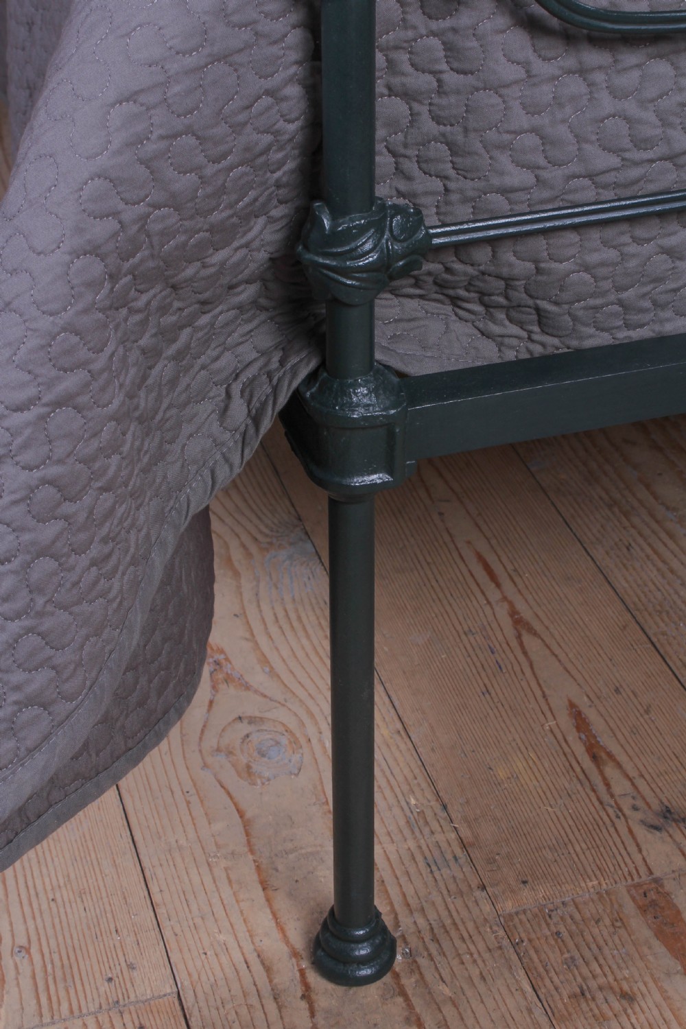 Alluringly Attractive Victorian King Size bed with brass View IV