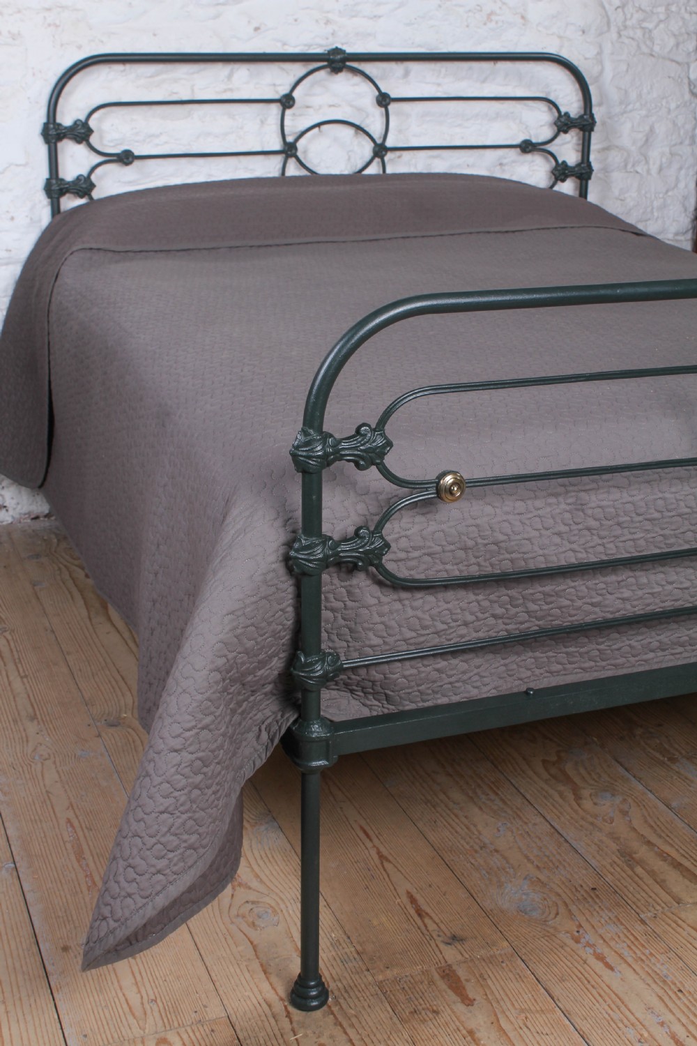 Alluringly Attractive Victorian King Size bed with brass View VII