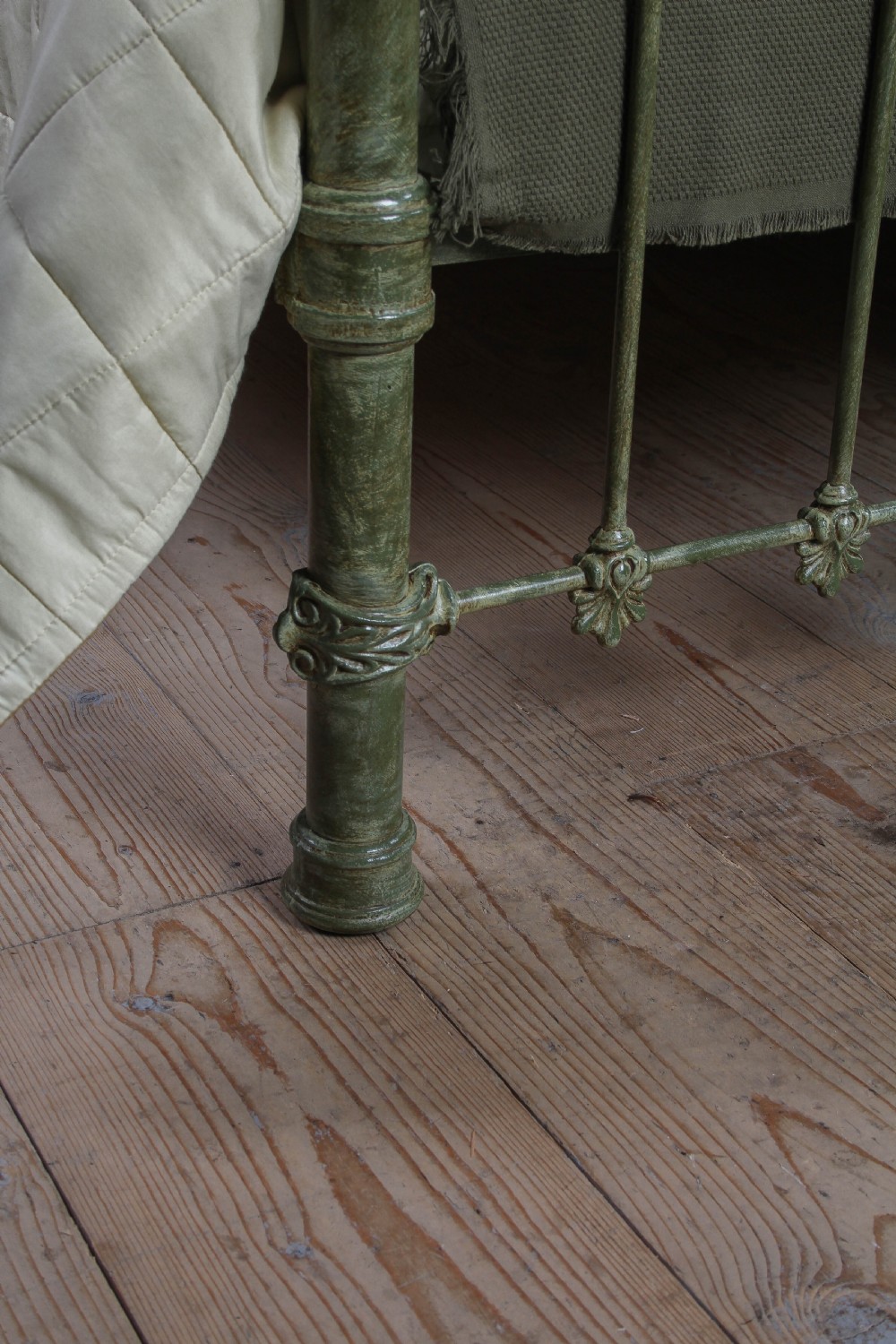 Splendid and Attractive Super King Sized Victorian Bed View V