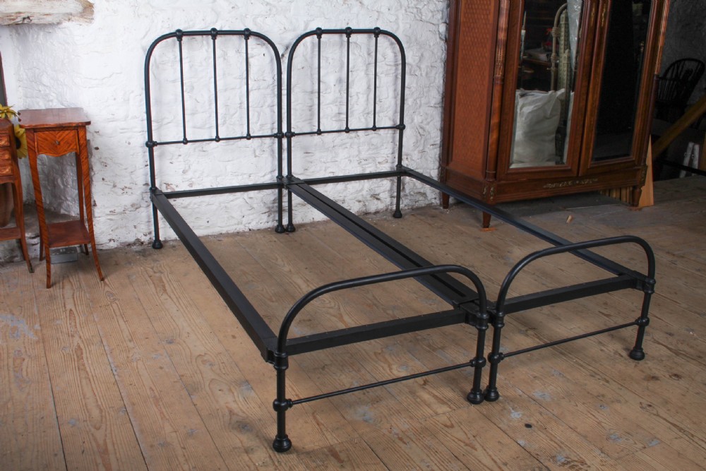 Classic and Enduring Pair of Dormitory single Beds (Can Be Joined) 