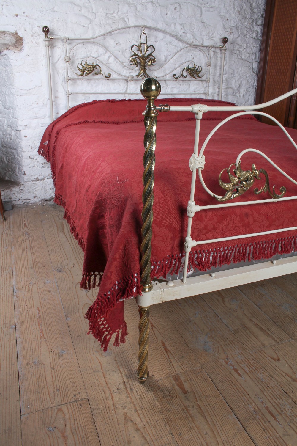 Magnificent Winfield kingsize bed View III
