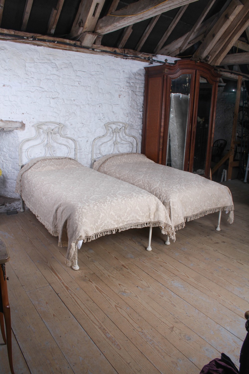 Stunning pair of Rare American Style Single Beds – Can be Joined