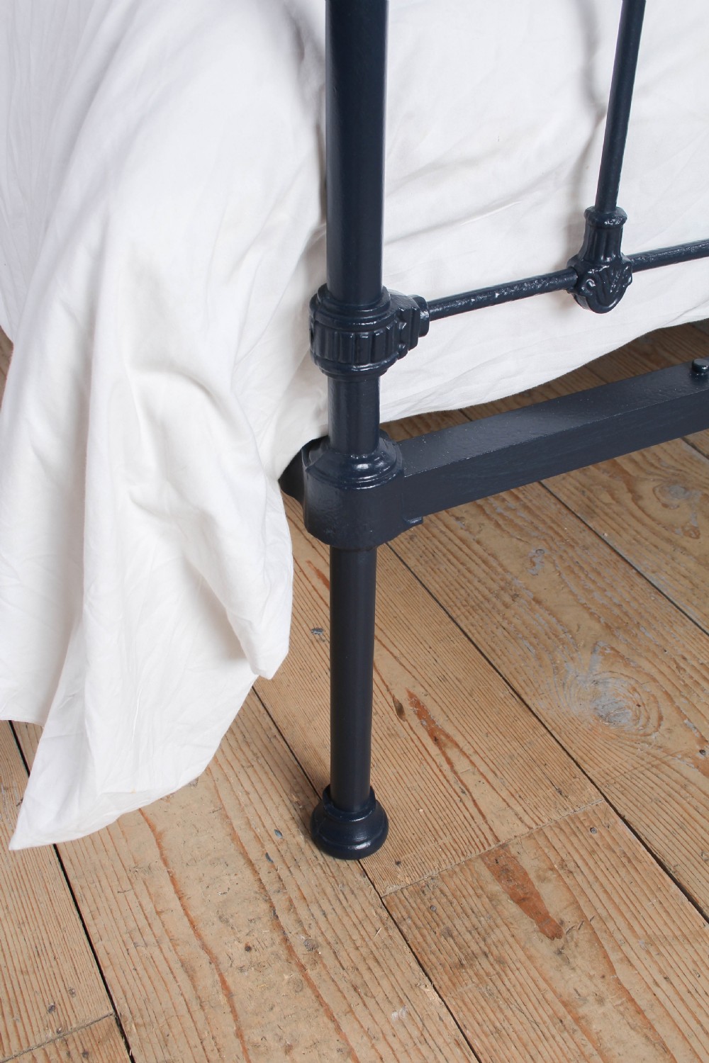 An Edwardian iron and brass double bedstead featuring dark vertical spindles, decorative cast collars, and polished brass top rails with brass finials. View IX