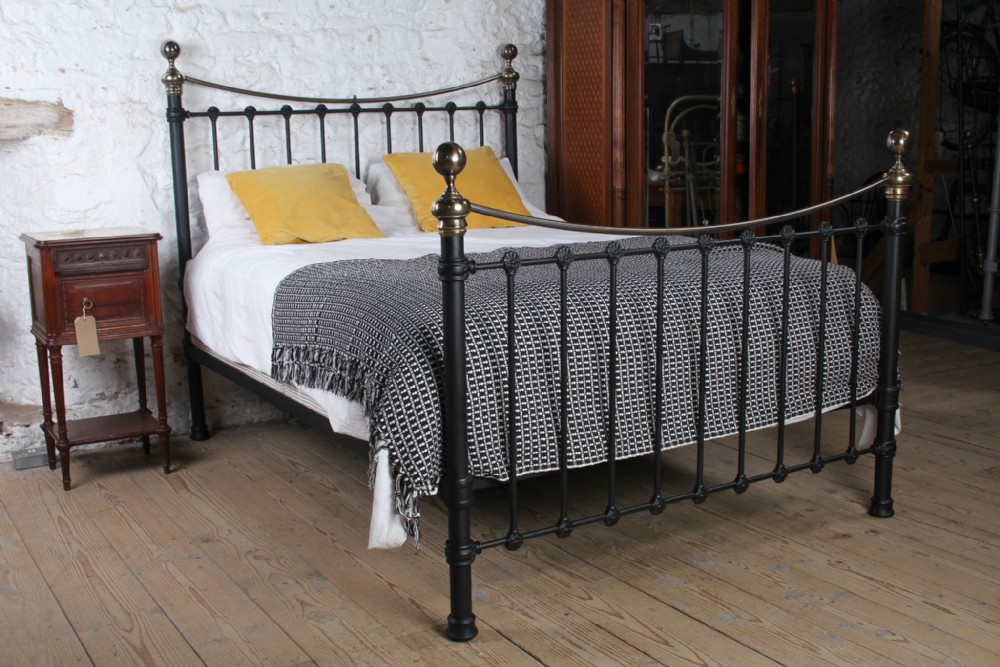 Timeless Dip rail Brass and iron Bedstead
