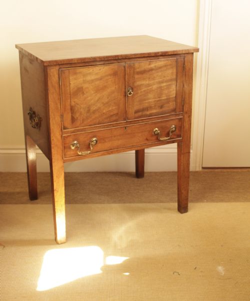 A GEORGIAN MAHOGANY CUPBOARD - ADDITIONAL PHOTO 7