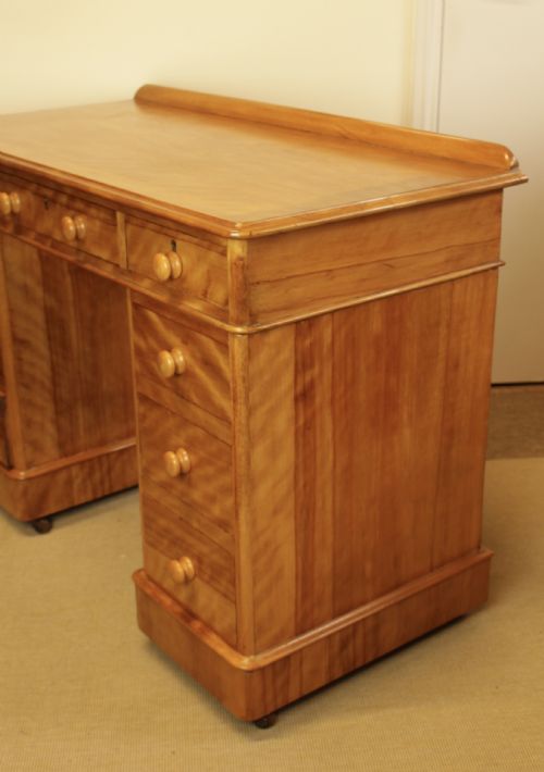 A LATE VICTORIAN SATIN BIRCH PEDESTAL DESK - ADDITIONAL PHOTO 6