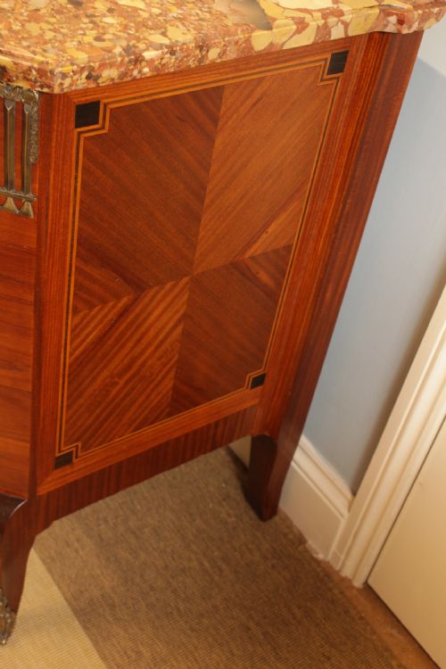 AN EARLY FRENCH DECO THREE DRAWER COMMODE - ADDITIONAL PHOTO 5