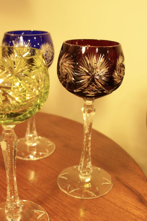 A SET FOUR BOHEMIAN HOOK WINE GLASSES - ADDITIONAL PHOTO 1