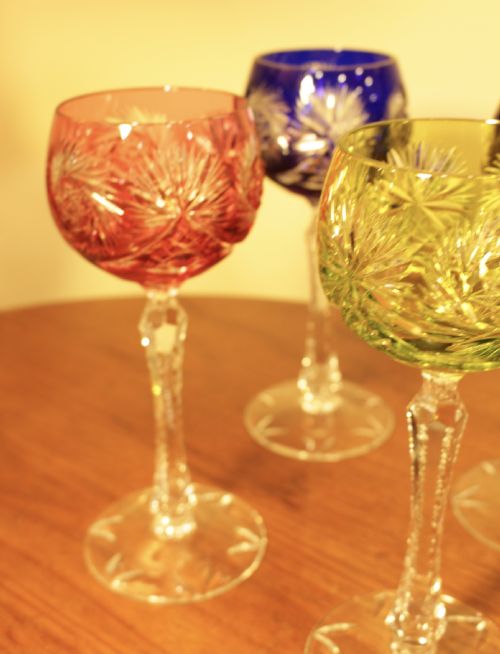 A SET FOUR BOHEMIAN HOOK WINE GLASSES - ADDITIONAL PHOTO 2