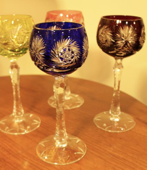 A SET FOUR BOHEMIAN HOOK WINE GLASSES - ADDITIONAL PHOTO 4