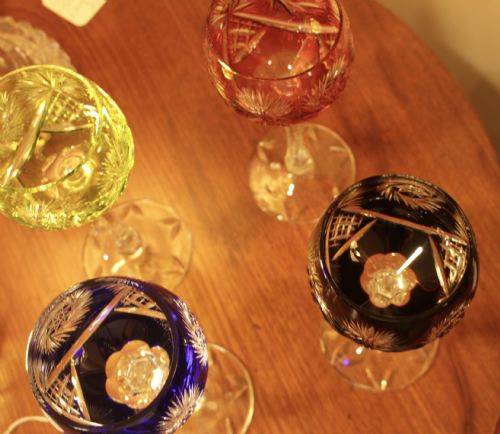 A SET FOUR BOHEMIAN HOOK WINE GLASSES - ADDITIONAL PHOTO 5