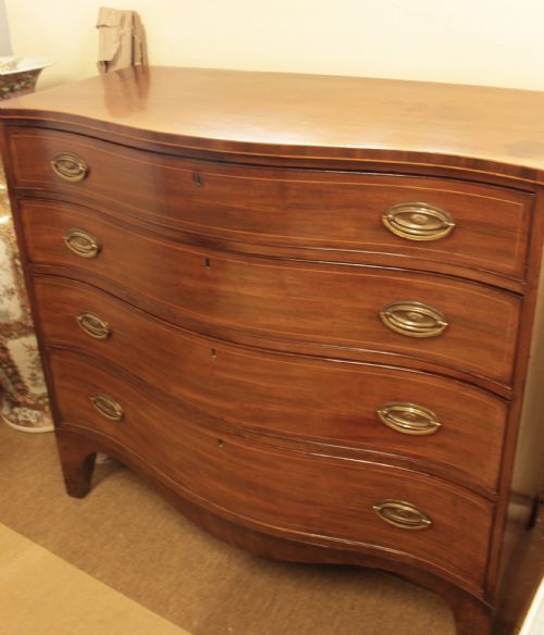 A GEORGIAN MAHOGANY SERPENTINE CHEST OF DRAWERS - ADDITIONAL PHOTO 1