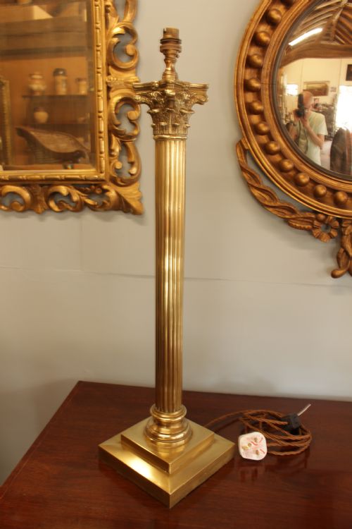 A BRASS CORINTHIAN COLUMN TABLE LAMP - ADDITIONAL PHOTO 4