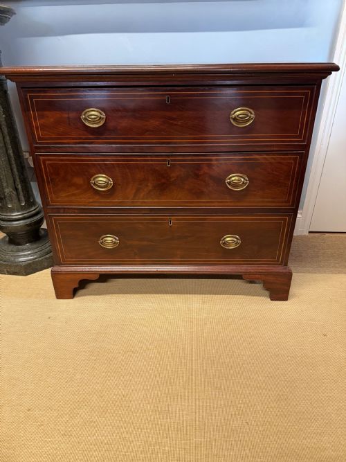 A GEORGIAN MAHOGANY THREEDRAWER CHEST