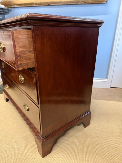 A GEORGIAN MAHOGANY THREEDRAWER CHEST - ADDITIONAL PHOTO 3