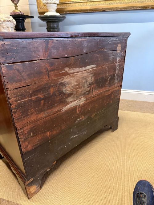 A GEORGIAN MAHOGANY THREEDRAWER CHEST - ADDITIONAL PHOTO 5