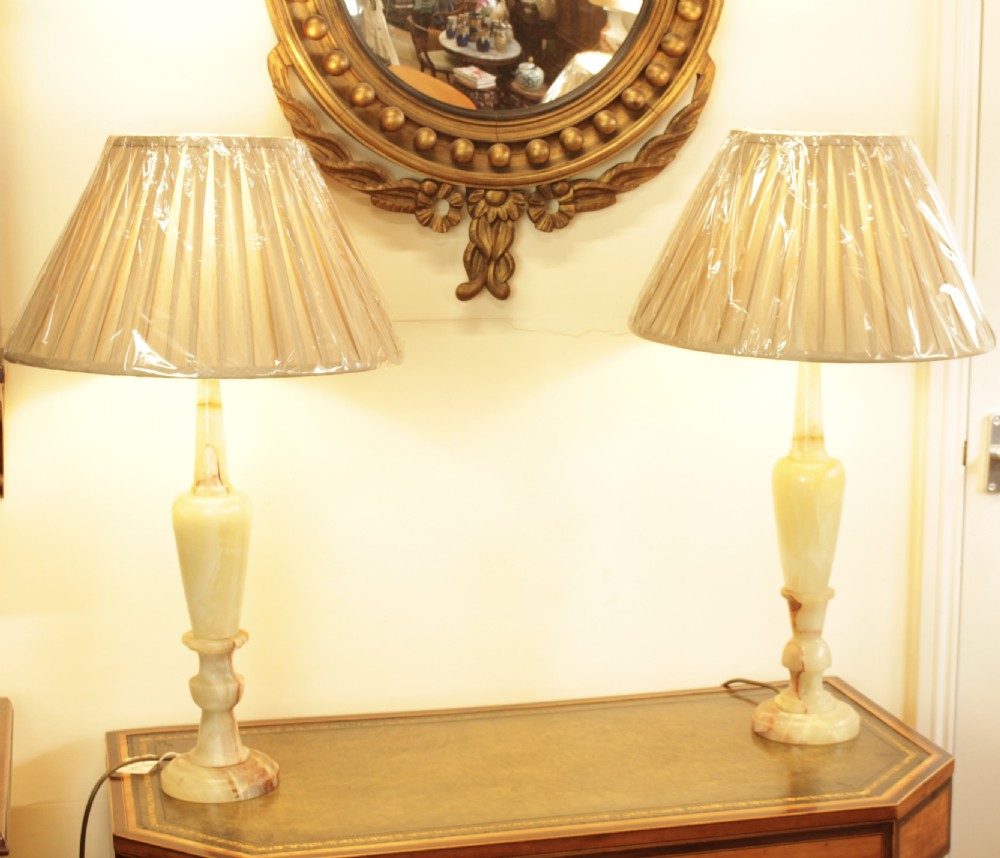 A Pair Of 1930's Italian Onyx Table Lamps 


A Pair Of 1930's Onyx Table Lamps  