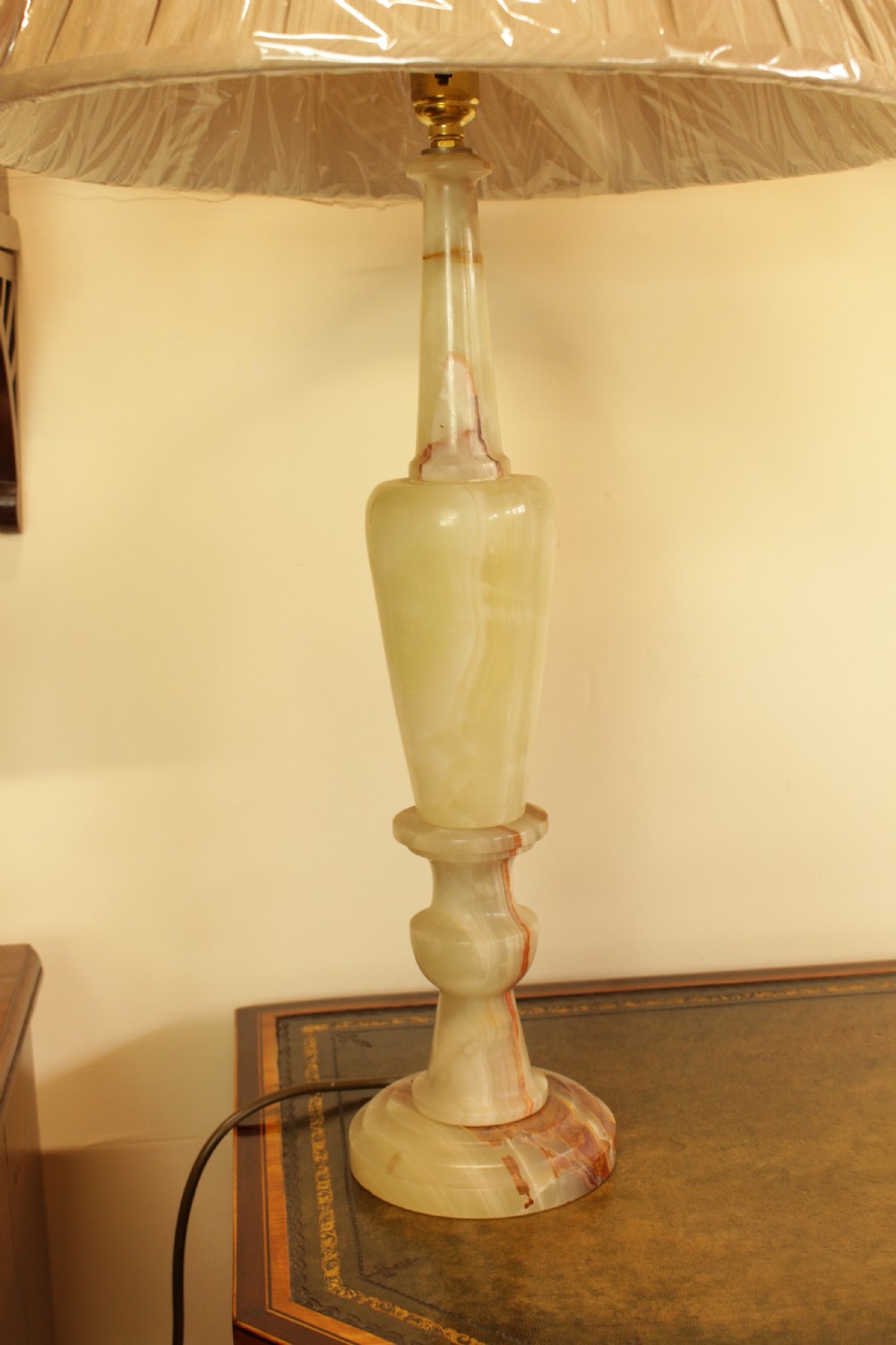 A Pair Of 1930's Italian Onyx Table Lamps 


A Pair Of 1930's Onyx Table Lamps   View V