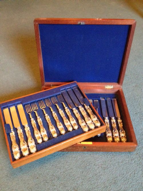 Victorian Set of 12 Dessert Knives and Forks in a Mahogany Case