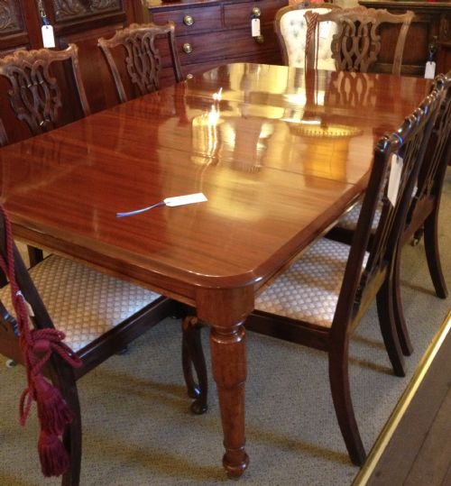 Antique Late Georgian Six Seater Pull Out Dining Table on Turned Legs in Mahogany