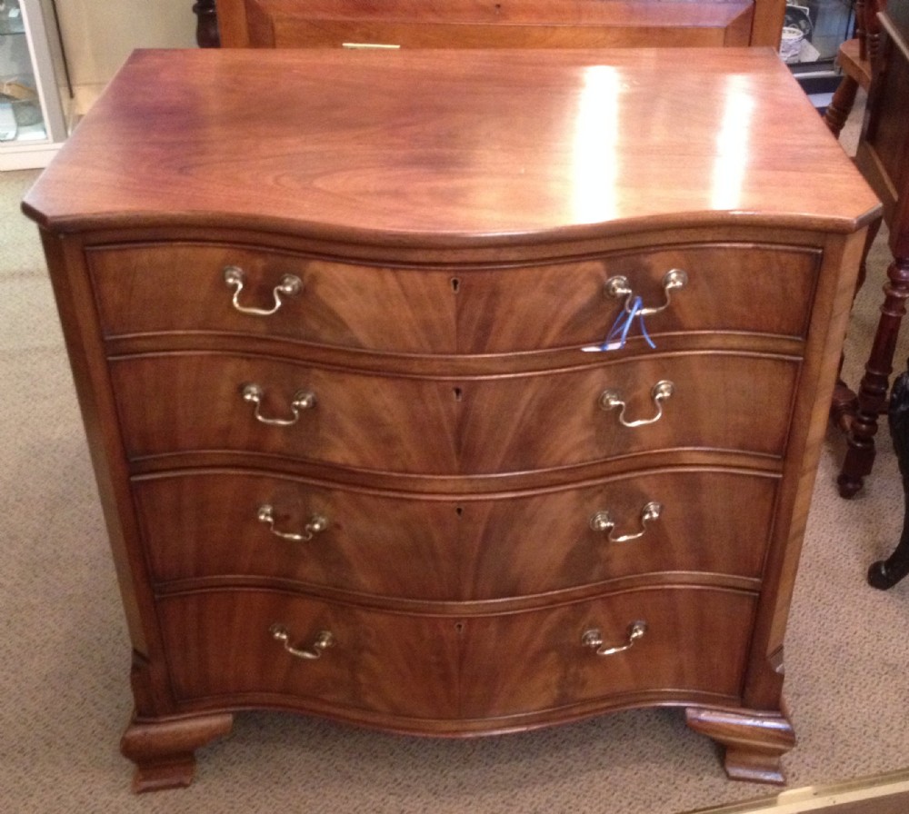 Antique Victorian solid mahogany serpentine fronted chest of drawers (Only 82 cm wide)