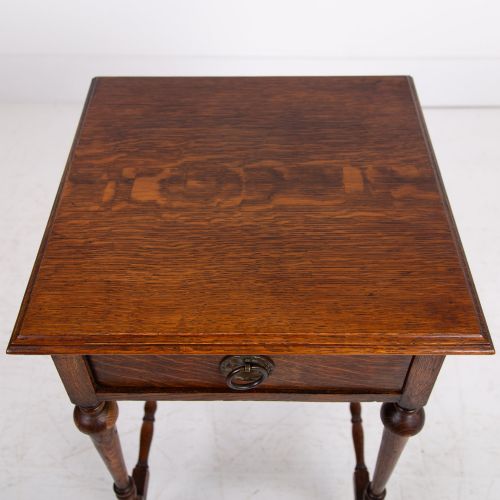DELIGHTFUL OAK SIDE TABLE WITH DRAWER C1920 - ADDITIONAL PHOTO 5