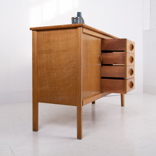COTSWOLD SCHOOL OAK SIDEBOARD BY GORDON RUSSELL - ADDITIONAL PHOTO 1