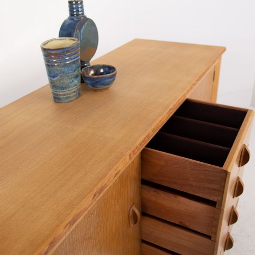 COTSWOLD SCHOOL OAK SIDEBOARD BY GORDON RUSSELL - ADDITIONAL PHOTO 2