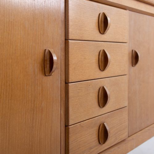 COTSWOLD SCHOOL OAK SIDEBOARD BY GORDON RUSSELL - ADDITIONAL PHOTO 5