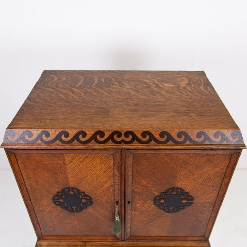 ATTRACTIVE QUALITY OAK DRINKS CABINET BY INGLESANTS C1920 - ADDITIONAL PHOTO 10