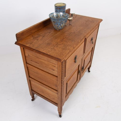 A CHARMING OAK CABINET WITH DRAWERS C1910 - ADDITIONAL PHOTO 3