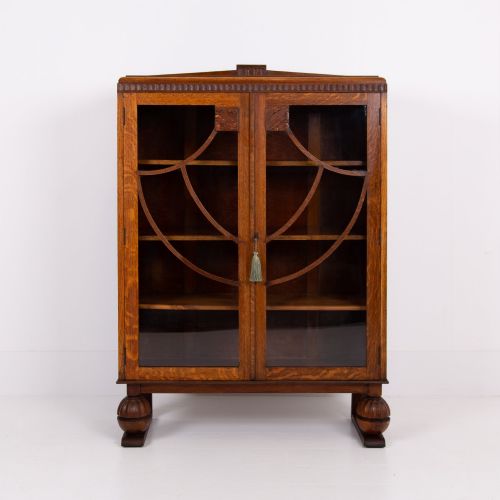 fig 1. An Art Deco medium oak glazed bookcase featuring twin doors with decorative geometric wooden glazing bars and squat turned feet.