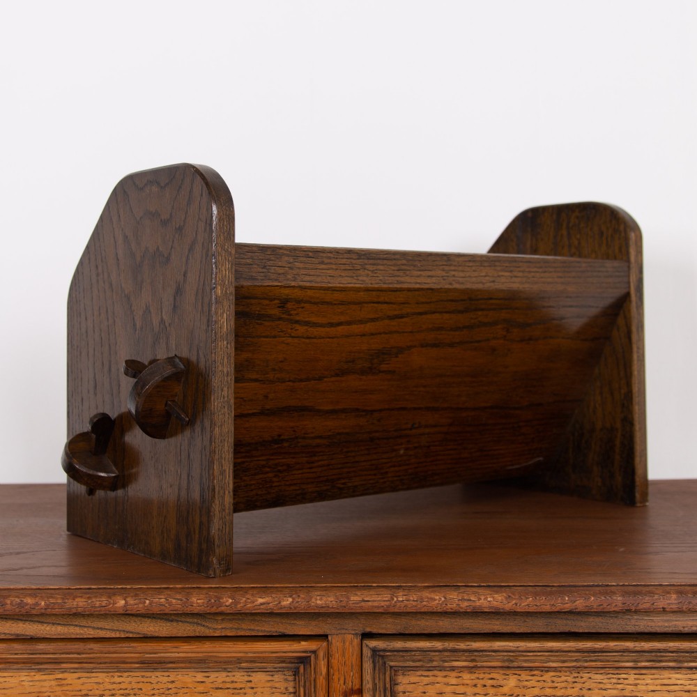 An English Arts and Crafts medium brown oak book trough featuring angled shelf panels and exposed wedge peg joinery. View X
