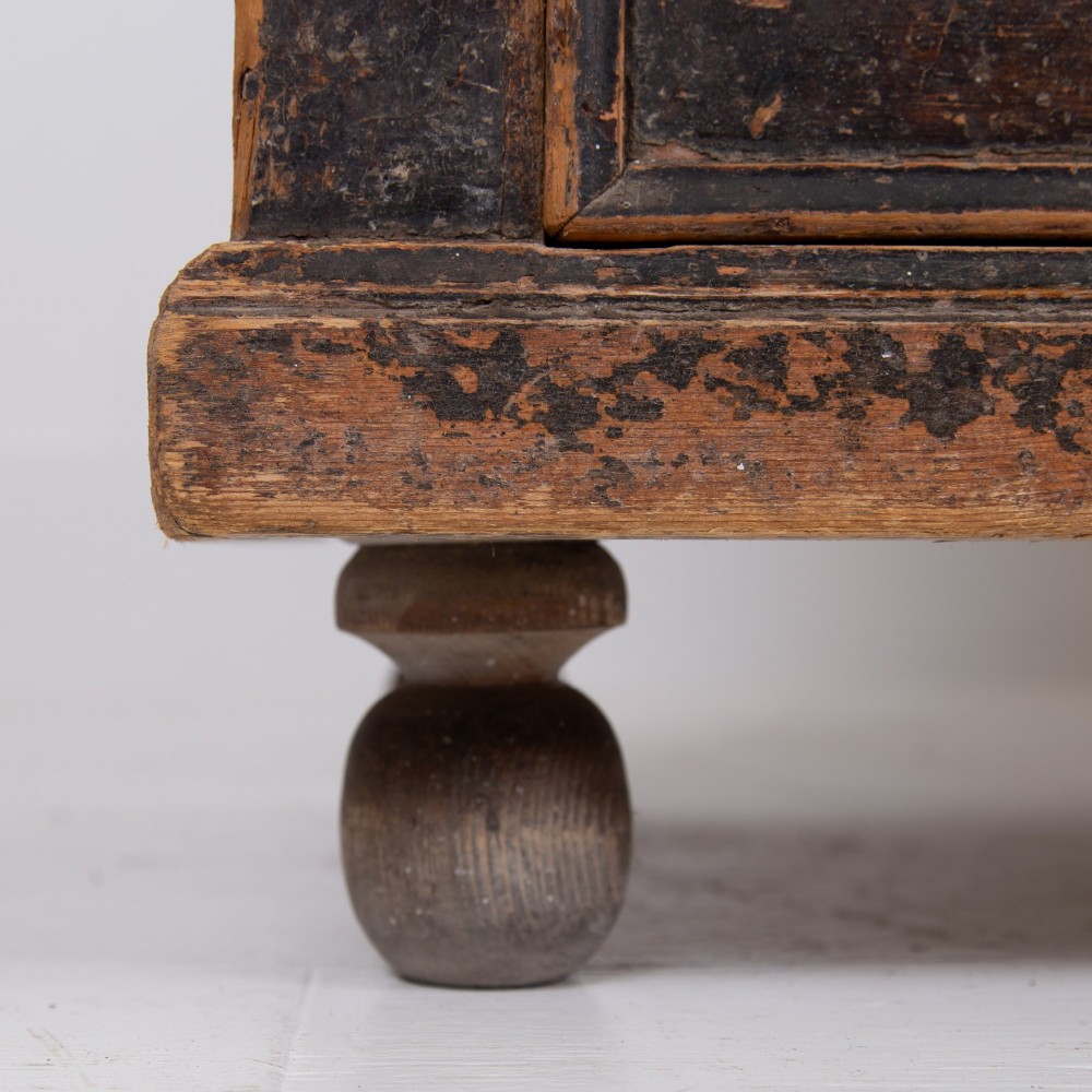 A 19th-century dark brown painted wooden kitchen dresser with seven drawers, a central cupboard, wooden knobs, and turned feet. View VII