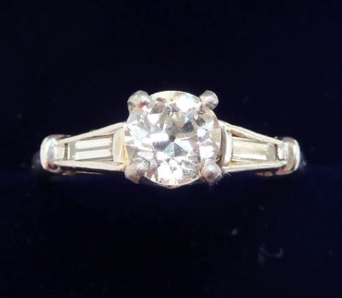 Beautiful Platinum Art Deco 1ct Diamond and Baguette Solitaire Vintage Antique Ring