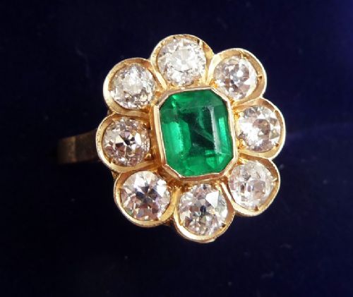 fig 3. Superb 18ct gold Edwardian Colombian Emerald and Diamonds cluster daisy ring