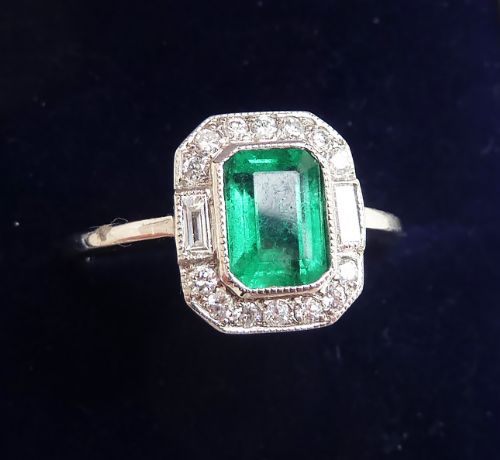 Beautiful Art Deco Platinum 0.80ct Emerald and Baguette Diamond Vintage Antique Ring