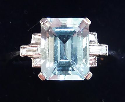 Beautiful Art Deco Platinum 1.90ct Aquamarine and Baguette Diamond Vintage Antique Ring