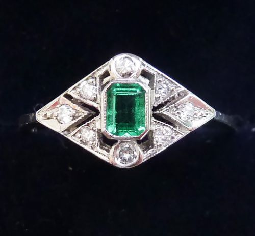 Beautiful Art Deco Platinum 0.25ct Emerald and Diamond Vintage Antique Cluster Ring