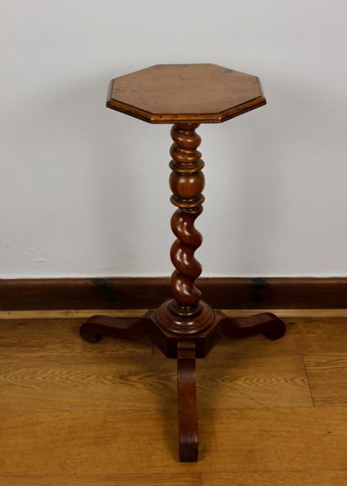 WILLIAM MARY WALNUT TRIPOD CANDLE STAND CIRCA 1690 - ADDITIONAL PHOTO 1