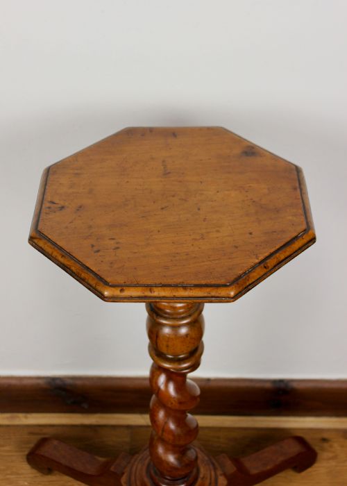 WILLIAM MARY WALNUT TRIPOD CANDLE STAND CIRCA 1690 - ADDITIONAL PHOTO 2