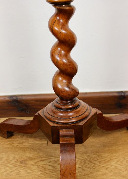 WILLIAM MARY WALNUT TRIPOD CANDLE STAND CIRCA 1690 - ADDITIONAL PHOTO 3