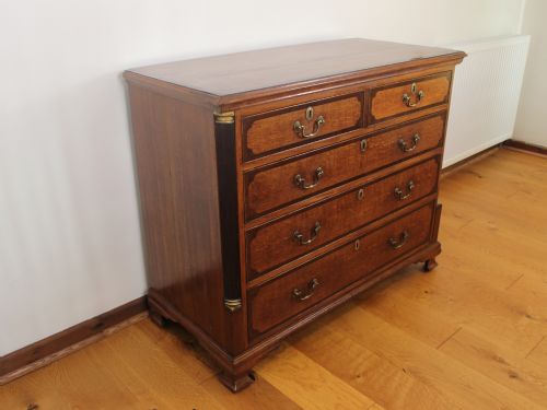 GEORGIAN OAK CHEST OF DRAWERS WITH MAHOGANY CROSSBANDING C1780