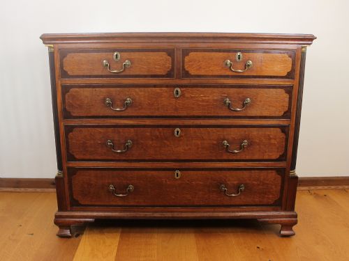 GEORGIAN OAK CHEST OF DRAWERS WITH MAHOGANY CROSSBANDING C1780 - ADDITIONAL PHOTO 1