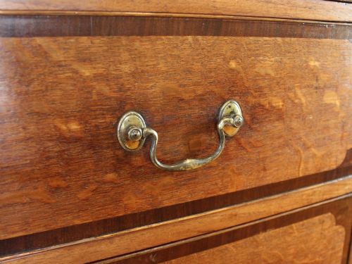 GEORGIAN OAK CHEST OF DRAWERS WITH MAHOGANY CROSSBANDING C1780 - ADDITIONAL PHOTO 5