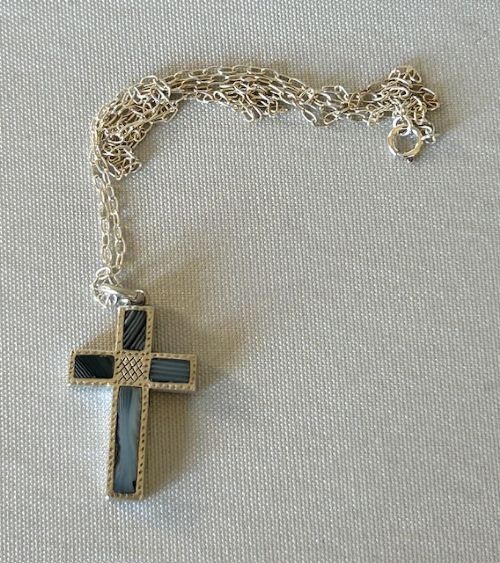A Victorian Montrose Agate & Silver Cross Pendant Necklace