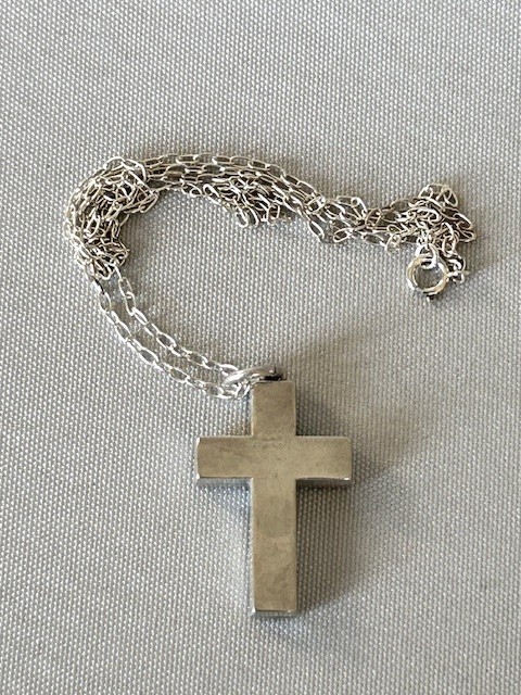 A Victorian silver cross pendant inlaid with grey and black striped Montrose agate panels, suspended on a fine silver link chain. View III